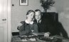 Ein Paar sitzt am Wohnzimmertisch und schaut sich ein Fotoalbum an. (1941).jpg,  7  105